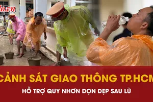 Video: Hơn 100 chiến sĩ CSGT TP.HCM đội mưa, lội bùn hỗ trợ Quy Nhơn dọn dẹp sau lũ 