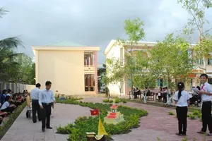 Chủ tịch UBND tỉnh khen “Sân trường có bản đồ Tổ quốc”