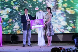 Hoa hậu Kỳ Duyên đấu giá áo dài mặc đêm chung kết 