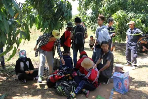 Chuyện 20 SV đi lạc và bé gái một mình băng rừng tìm giúp đỡ