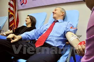 Tân đại sứ Mỹ tham gia hiến máu nhân đạo 