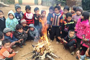 Trường học phải đốt lửa sưởi ấm và lấy ánh sáng