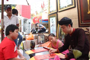 TP.HCM: Già trẻ dắt nhau xuống phố ông đồ 