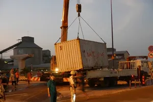 Container rơi giữa xa lộ, giao thông tê liệt nhiều giờ