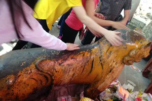 Đổ dầu gió rồi xoa mòn tượng ‘thần hổ'