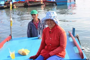 Vượt qua điều kiêng kị, vợ theo chồng ra khơi bám biển bảo vệ chủ quyền