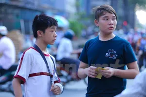 “Fan” nhí nén đau săn vé xem Công Phượng đấu Uzbekistan