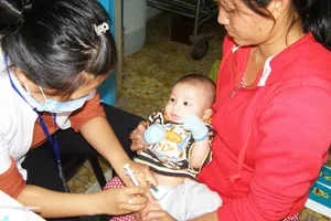  Người dân tập trung cho con tiêm vaccine miễn phí