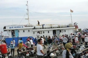 Tàu Quê Hương 2 chở hơn 70 người lại trôi dạt trên biển 