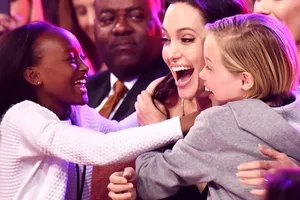 Hình ảnh đẹp của mẹ con Angelina Jolie tại Kids' Choice Awards 2015