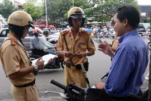 Đề xuất gắn camera trên mũ cảnh sát giao thông