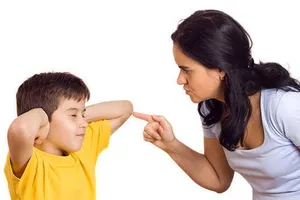 'Con còn nhỏ mà, sao lại muốn con giống người lớn?'