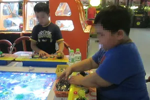 Trẻ 'đốt tiền' chơi game bắn cá