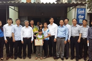 'Thần đồng' Đức Vĩnh được khen thưởng 'nóng'