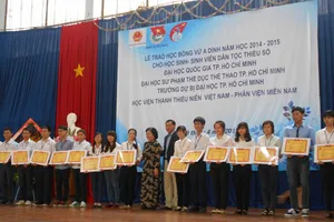 Quỹ học bổng Vừ A Dính trao 220 suất học bổng cho HS,SV 