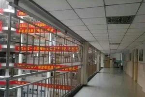 Gắn rào sắt để ngăn học sinh tự tử trước kỳ thi đại học
