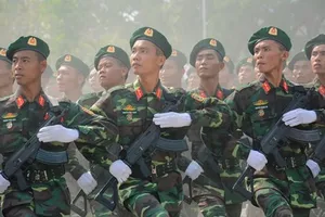 Quân đội Việt Nam diễu binh với súng trường tự chế tạo