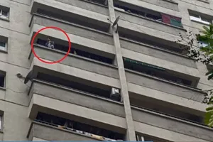 Cháu bé ngồi lan can 12 tầng khóc thét, nhiều gia đình... giật mình