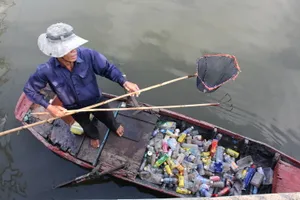 Người nhặt tiền sạch giữa chốn bùn nhơ