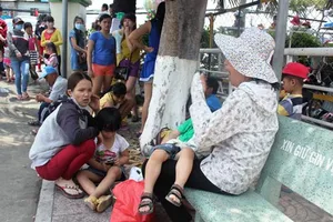 Khu vui chơi Sài Gòn quá tải người dân đi chơi lễ 30/4