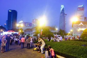 Người dân bắt đầu đổ về trung tâm chơi lễ 