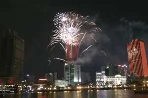 Ấn tượng màn trình diễn pháo hoa nghệ thuật “Đất nước trọn niềm vui” 