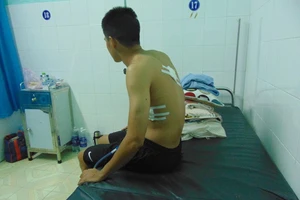 Giận mẹ không cho tiền nhậu, con dùng dao đâm người đi đường