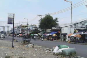 Không có thùng rác, trạm xe buýt “như bãi chiến trường”