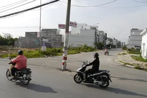 Hàng cột điện án ngữ giữa đường ai đi qua cũng phải giật mình 