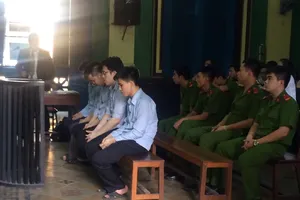 Quản lý, tổ trưởng và nhân viên lập đường dây trộm linh kiện công ty