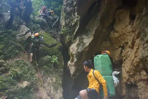 150 porter theo hãng truyền hình ABC vào hang Sơn Đoòng để làm gì?