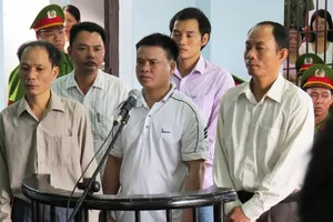 Truy tố nguyên trưởng Công an huyện và ba thuộc cấp ăn chặn trầm kỳ