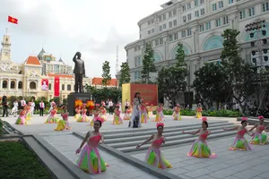 “Bác như đã trở về, mừng vui vẫy chào Nhân dân thành phố“