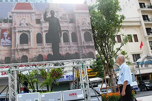 Người dân TP.HCM về xem tượng đài Bác Hồ 