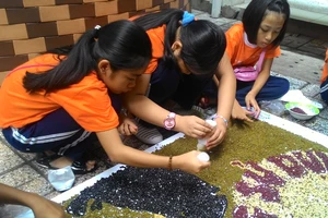 Học sinh tiểu học chung tay bảo vệ loài tê giác 