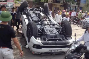 Xe Fortuner tông rớt bánh xe con, gãy cột điện rồi lật ngửa