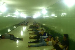 Người Hà Nội trốn nóng trong hầm đường bộ 