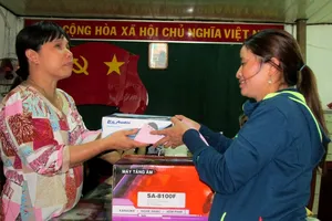 Chị Hồng ve chai đi trao quà từ thiện 