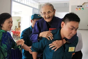 Xúc động hình ảnh cụ già 95 tuổi đi dự đại hội Đảng 