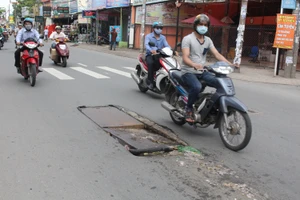 Nắp cống vỡ án ngữ giữa đường 