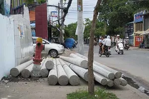 Đống trụ điện có thể chèn người đi đường