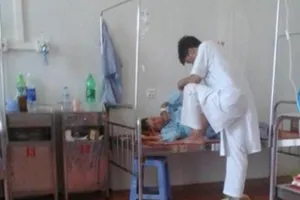 Bác sĩ gác chân khám bệnh: Đâu là giới hạn của y đức?