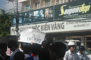 Giao thông hỗn loạn sau khi làm thủ tục dự thi 