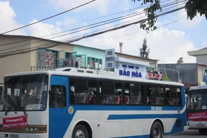 Nhà trường huy động lượng xe “khủng” đưa rước thí sinh đi thi