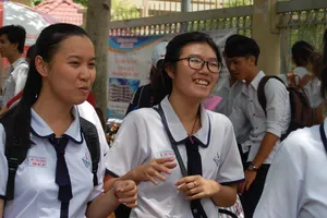 Mời bạn đọc xem đề thi, bài giải môn Văn 