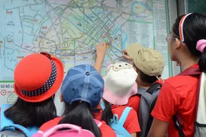 Chùm ảnh: Các bé ‘quậy tưng’ chợ Bến Thành