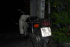 Tìm chủ xe máy đi chơi ... quên xe trước cửa quán cơm