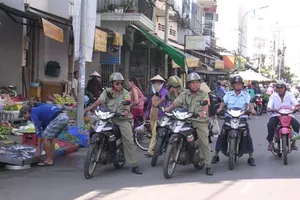 Dẹp chợ lề đường: Chẳng lẽ bó tay?