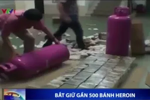 Clip: Gần 500 bánh heroin giấu trong bình gas như thế nào? 