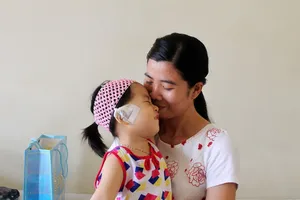 Mổ tai cho con bộ đội Trường Sa